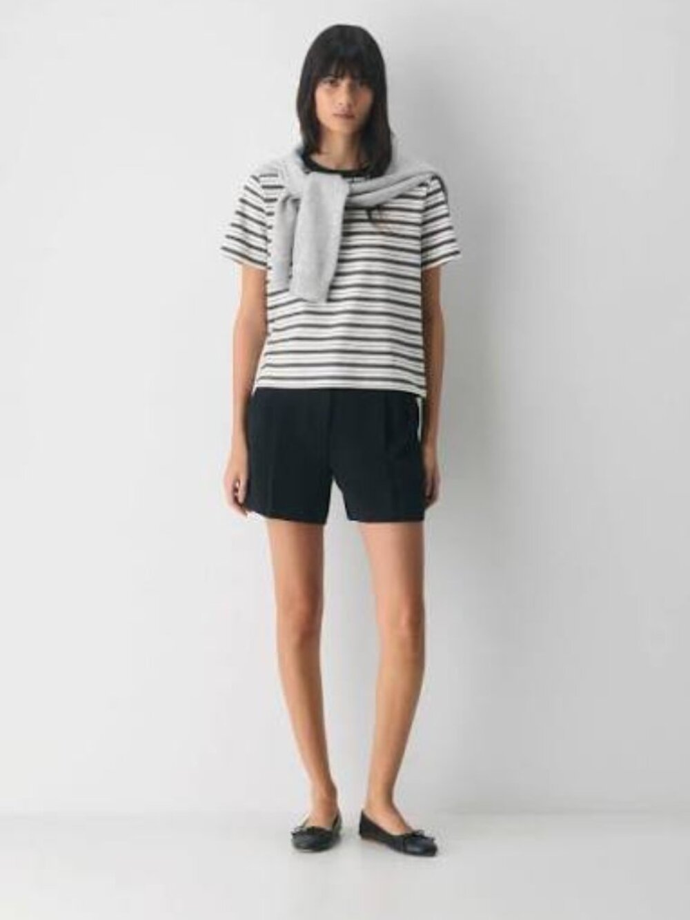 Aritzia Effortless Shorts Black Size 4 High Rise Pleated Tailored